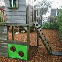 Houtsnippers als bodembekker in speelzone